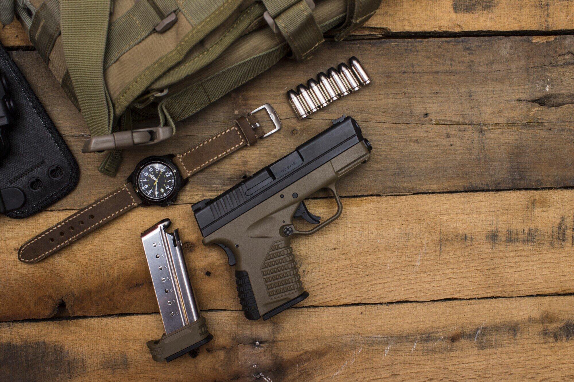 gun-tactical-handgun.jpg (2000×1333)
